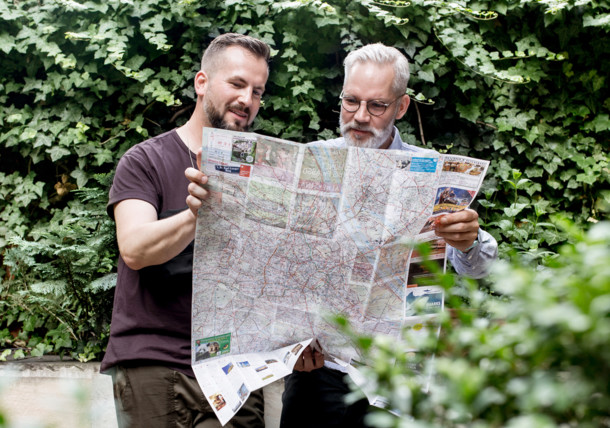     Paar studiert den Wiener Stadtplan für Ausflüge 